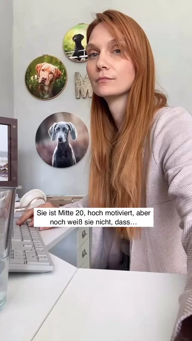 Ich musste diesen Trend einfach aufgreifen. 

Was neeeeerven mich diese immer gleichen Phrasen und das Geplänkel von wegen „Hätte ich doch damals nur gewusst, denn jetzt bin ich ja soooo viel schlauer und reifer und erfahrener und toller…!“ 😶‍🌫️🫣

BLÖDSINN!!! Also echt jetzt. Bin ich die Einzige, die immer noch Fehler macht?! Ich fühle mich immer noch wie Mitte 20, finde andere sind deutlich besser als ich und würde manchmal am Liebsten alles hinschmeißen und wieder Kind sein, weil einem da einfach alle Entscheidungen abgenommen wurden und man gefühlt so ewig Zeit für sich hatte. 

Akzeptiert doch einfach, dass das Leben eine Reise ist, wir IMMER etwas Neues lernen können und das auch tun sollten. Wir sollten uns weiterentwickeln, aufstehen, wenn wir gefallen sind, grübeln, zweifeln und dann aber weitermachen und nicht darin gefangen bleiben. 

Jeder hier ist so verdammt gut darin sich nach außen hin perfekt zu präsentieren, dass wir wohl vergessen haben, dass Meister nicht vom Himmel fallen, Kunden nicht durchs bloße Wünschen vor unserer Tür stehen und das Geld nicht durch manifestieren angeflogen kommt. 

Sorry, aber eine Selbstständigkeit besteht aus Arbeit, Eifer und Durchhaltevermögen! Sie besteht aus Weiterentwicklung und Wachstum. Und allen voran daraus Dinge auszuprobieren und niemals aufzugeben, bis etwas funktioniert!!! 

Du allein bist dafür verantwortlich! Niemand sonst.