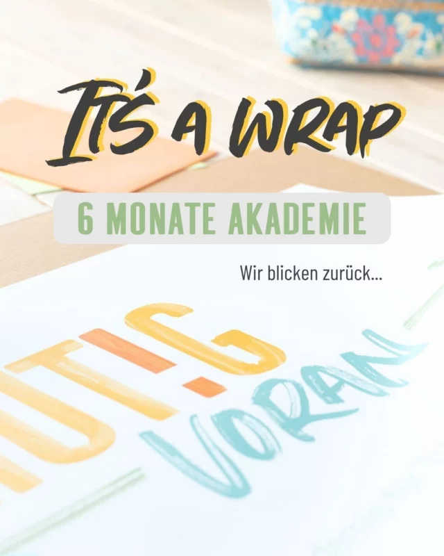 Was waren das bitte für krasse 6 Monate!

Wenn wir so zurückblicken, dann können wir selbst gar nicht richtig glauben, was wir hier mit der Akademie auf die Beine gestellt haben. 
Das mal alles zu reflektieren, hat gerade kurzzeitig für Gänsehaut gesorgt. 

So viel Neues haben wir gelernt, so oft unsere Komfortzone verlassen! So oft haben wir unsere eigenen Grenzen gesprengt, bis tief in die Nacht gearbeitet, bis unsere Vision Gestalt annahm. 

Und IHR HABT ES UNS GEDANKT! Und das ist eigentlich das Beste an allem. 

Euer Feedback auf unseren Podcast, eure Nachrichten zu unseren Kursen, die unglaubliche Energie bei unserer Onlinekonferenz, die schönen Gespräche beim Evo-Event und nicht zuletzt der Austausch hier auf Social Media gibt uns so viel zurück! Ihr zeigt uns, dass ihr es sowas von Wert seid, dass wir uns die Nächte um die Ohren schlagen. Ihr zeigt uns, wie wichtig unsere Arbeit hier ist und es gibt nichts Schöneres, als gemeinsam eure Erfolge zu feiern. 

Und auch, wenn wir euch in den kommenden Wochen schrecklich vermissen werden, bekommt ihr nun eine kleine Pause von uns! 

Genießt den Sommer! Habt tolle Shootings! Träumt von neuen Zielen! Genießt die Zeit mit euren Liebsten!

Wir freuen uns jetzt schon auf August und wünschen euch bis dahin eine tolle Zeit. 

PS: Während unserer Sommerpause gibt es keinen technischen Support für den Kursbereich der Akademie. E-Mails und Nachrichten werden erst ab August wieder bearbeitet. Schreibt uns dennoch gern, wenn ihr etwas auf dem Herzen habt, es geht nichts verloren. 

Mareike und Sarah
